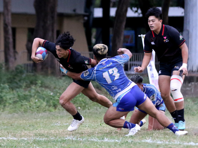 黃建穎（左）在傷停時間突圍達陣，力助台北元坤逆轉勝奪冠。（台北元坤提供）