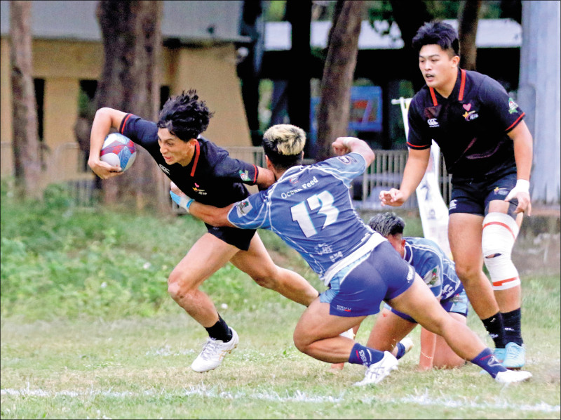 黃建穎（左）傷停時間突圍達陣，力助台北元坤逆轉勝。（台北元坤提供）