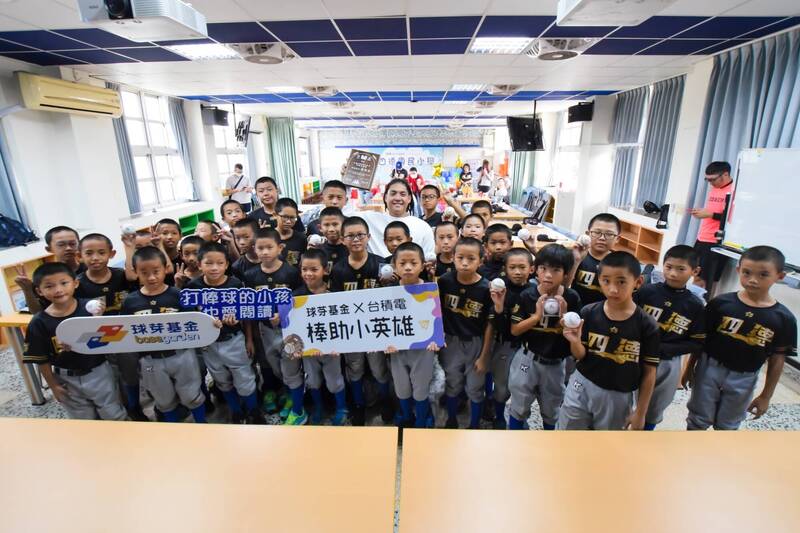 吉力吉撈.鞏冠與四德國小棒球隊合照。（球芽基金提供）