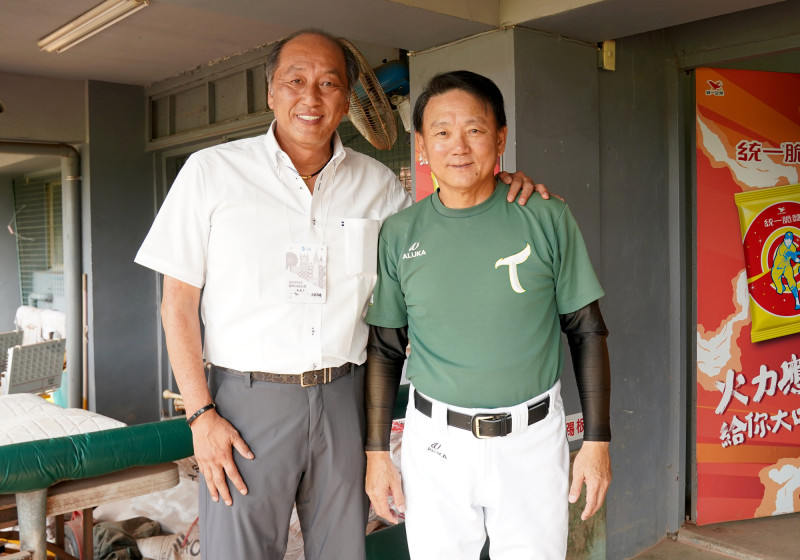 渡邊久信（左）來觀戰冬盟，和台鋼雄鷹總教練洪一中（右）見面。（台鋼雄鷹提供）