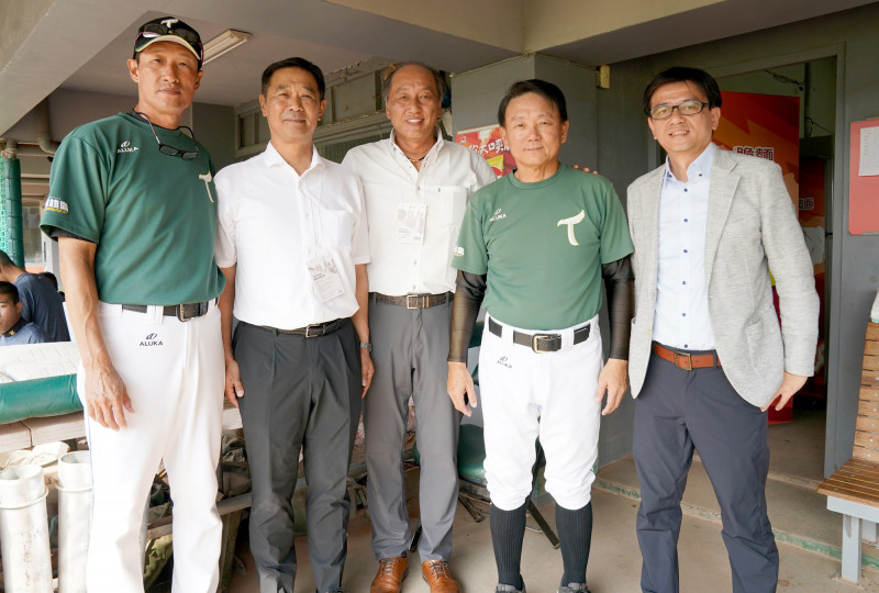 渡邊久信和台鋼教練團與領隊合影。（台鋼雄鷹提供）