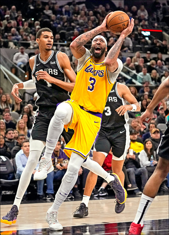 A.戴維斯（右）在昨天的「長人對決」中，把馬刺新科狀元溫班亞馬（左）比下去。 （美聯社）