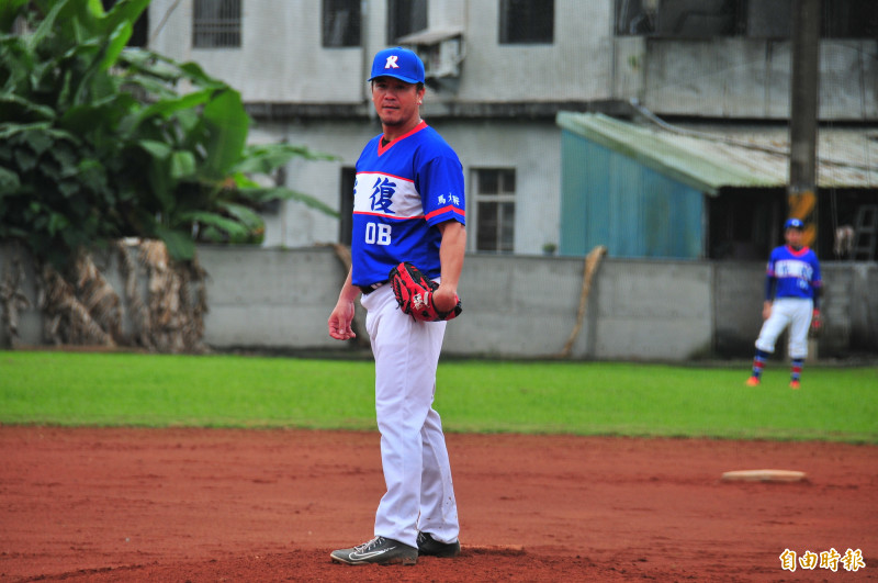 曹錦輝穿上光復國小OB球衣站上投手丘，速球威力仍非常驚人。（記者花孟璟攝）