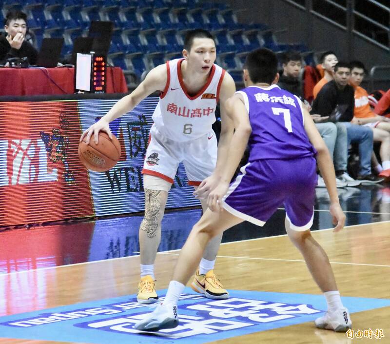 南山以102：60大勝三民家商，隨著三民出局，也確定本屆男子組8強沒有中部、南部隊伍。（記者林岳甫攝）