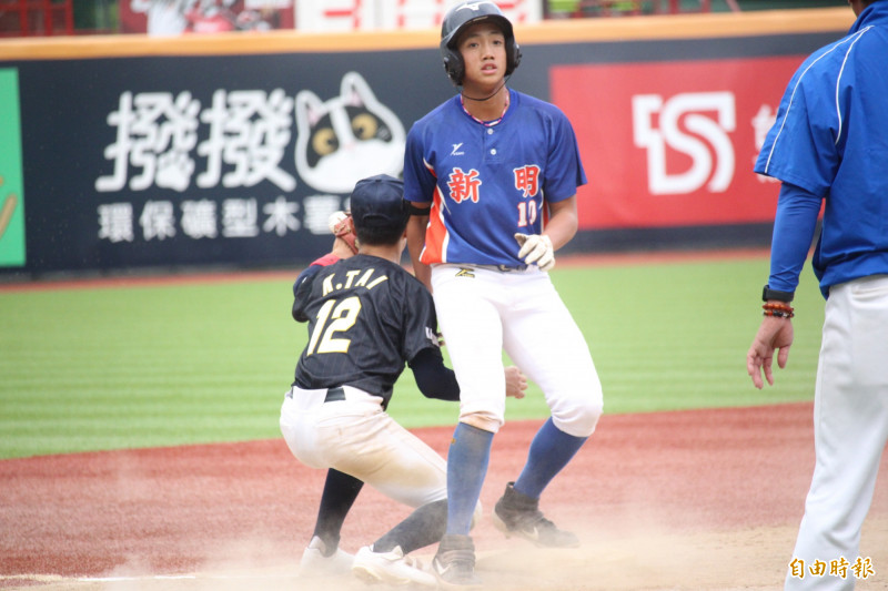 劉任右首局敲出兩分打點三壘安打。（記者羅志朋攝）