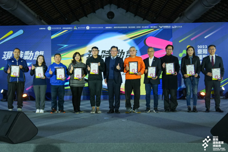 體育署長鄭世忠（中）今在閉幕典禮感謝參展單位。（體育署提供）