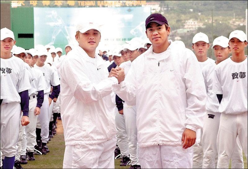 2001年世界盃造就兩位台灣英雄陳金鋒（右）與張誌家。（資料照）