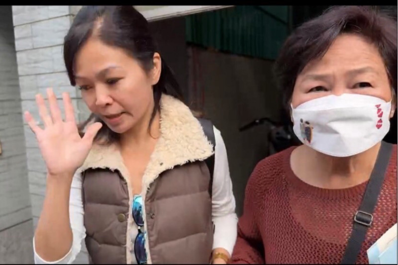 張母（圖右）與女兒（張誌家胞姊）昨搭機趕赴中國。（民眾提供）