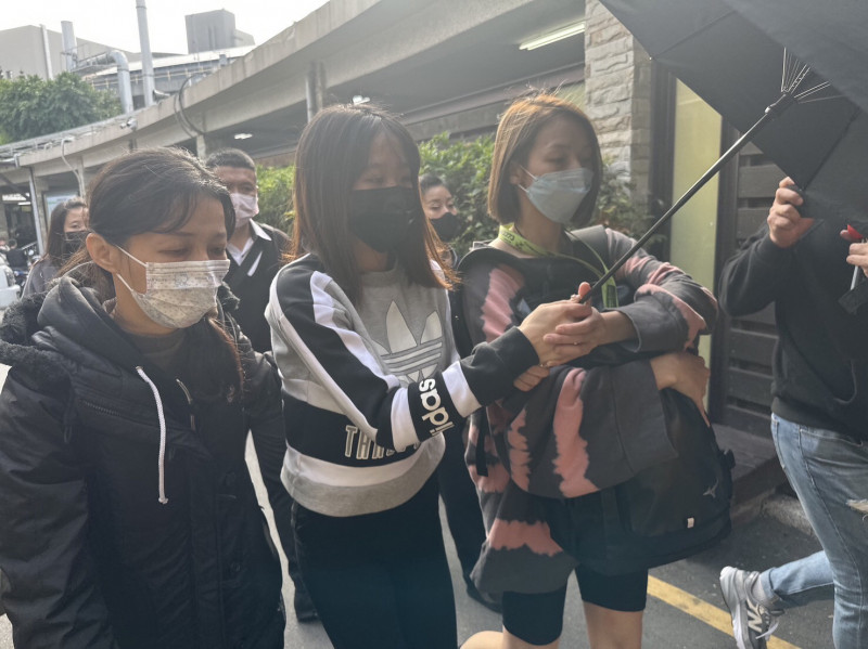 張妻抱著裝有張誌家骨灰的包包抵台中殯儀館。（民眾提供）