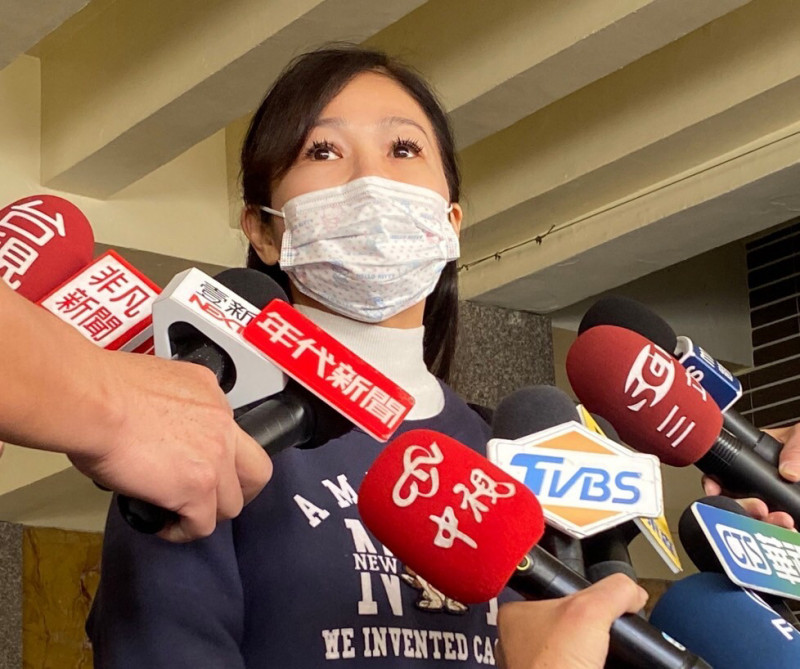 張誌家回家了！不敢讓孩子知道   妻抱骨灰場面哀悽