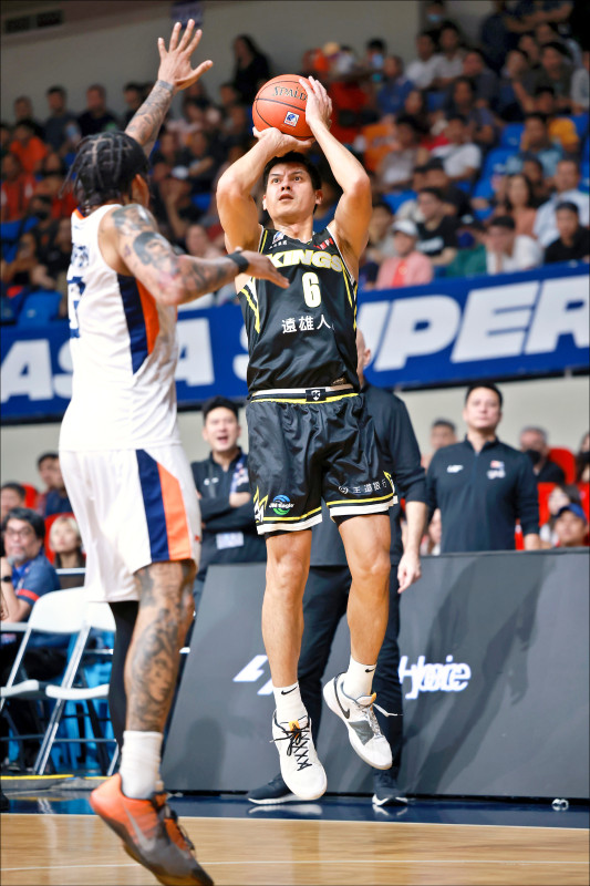 遭PLG禁賽的楊敬敏（右）和林書豪聯手搶勝，拿下13分。（新北國王提供）