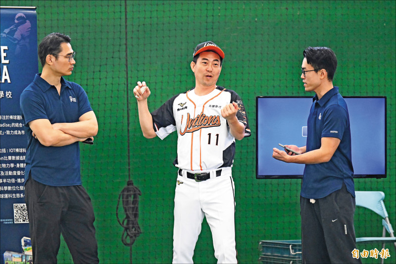 獅隊總教練林岳平（中）檢視運科系統運用。（記者李惠洲攝）