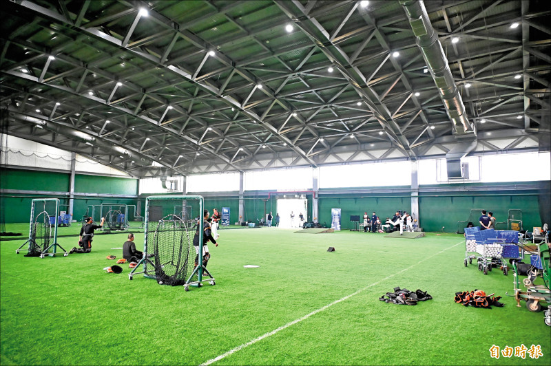 統一獅昨率先開訓，進駐有室內場地的亞太棒球村。（記者李惠洲攝）