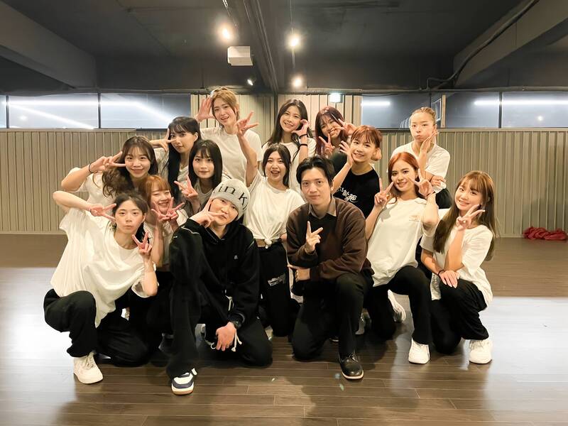 台鋼Wing Stars啦啦隊13位創隊成員日前飛往南韓接受海外培訓，接受K-Pop舞蹈、歌唱、錄音、鏡頭等訓練，點滿成員舞台魅力值。（台鋼提供）