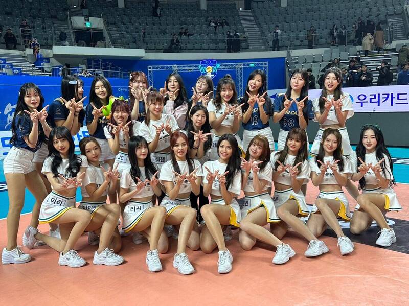 台鋼Wing Stars啦啦隊13位創隊成員日前飛往南韓接受海外培訓，接受K-Pop舞蹈、歌唱、錄音、鏡頭等訓練，點滿成員舞台魅力值。（台鋼提供）