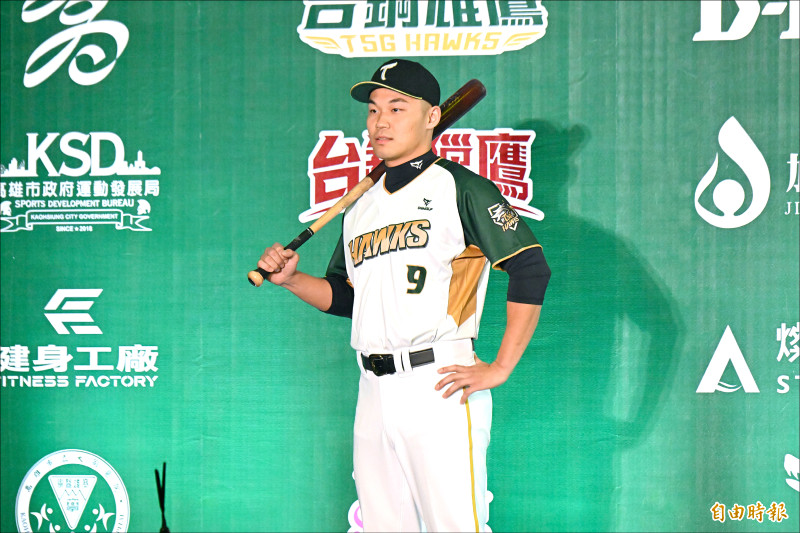 王柏融展示台鋼雄鷹主場球衣。（記者李惠洲攝）