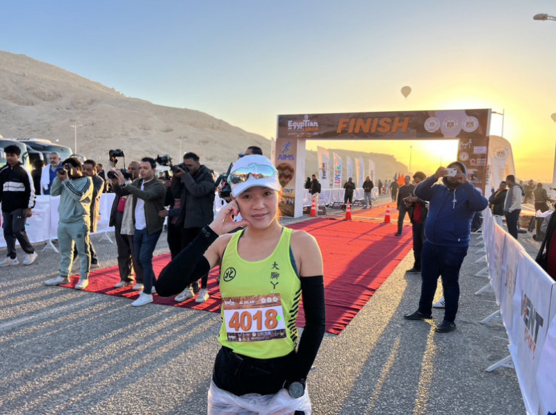 台灣馬拉松女子百傑楊永馨跑進杜拜與埃及，完成埃及馬拉松的6星5大洲之旅，也完成跑步環遊世界的拼圖一角。（楊永馨提供）