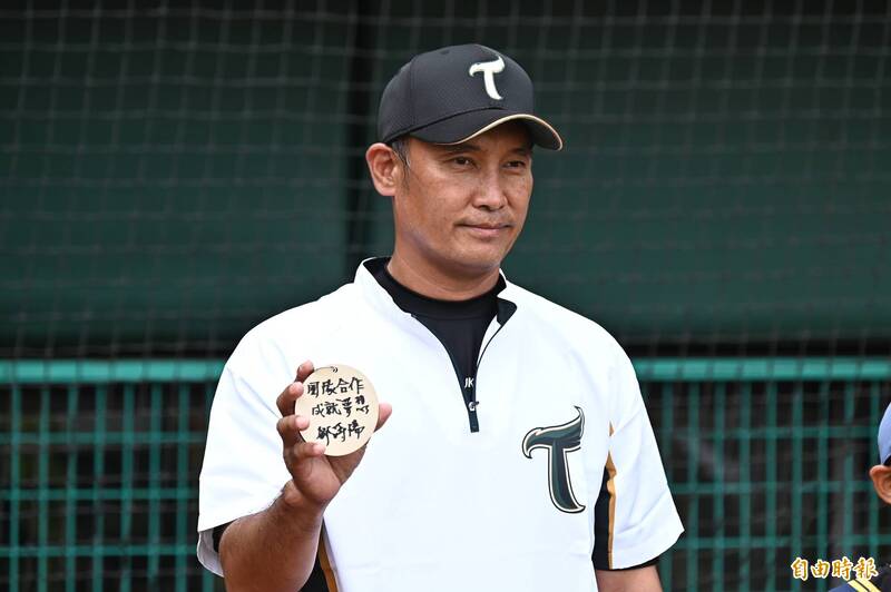 台鋼雄鷹一軍首席教練鄧蒔陽。（資料照，記者李惠洲攝）