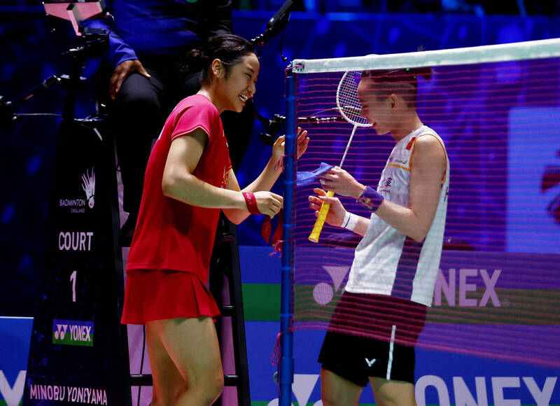 安洗瑩與戴資穎互換頭帶。（資料照，路透）