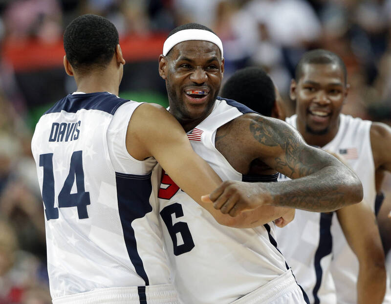 詹姆斯（中）。（資料照，美聯社）