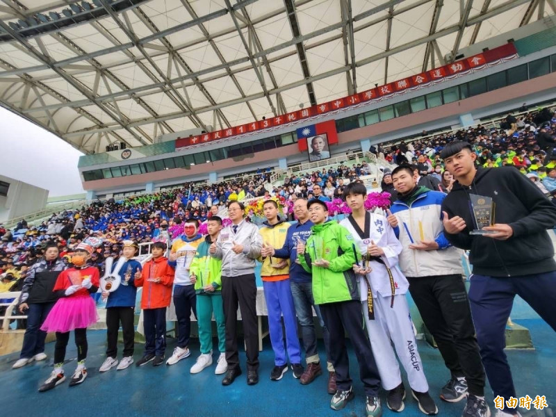桃園市中小學聯合運動會於市立田徑場登場，市長張善政勉勵選手旗開得勝。（記者謝武雄攝）