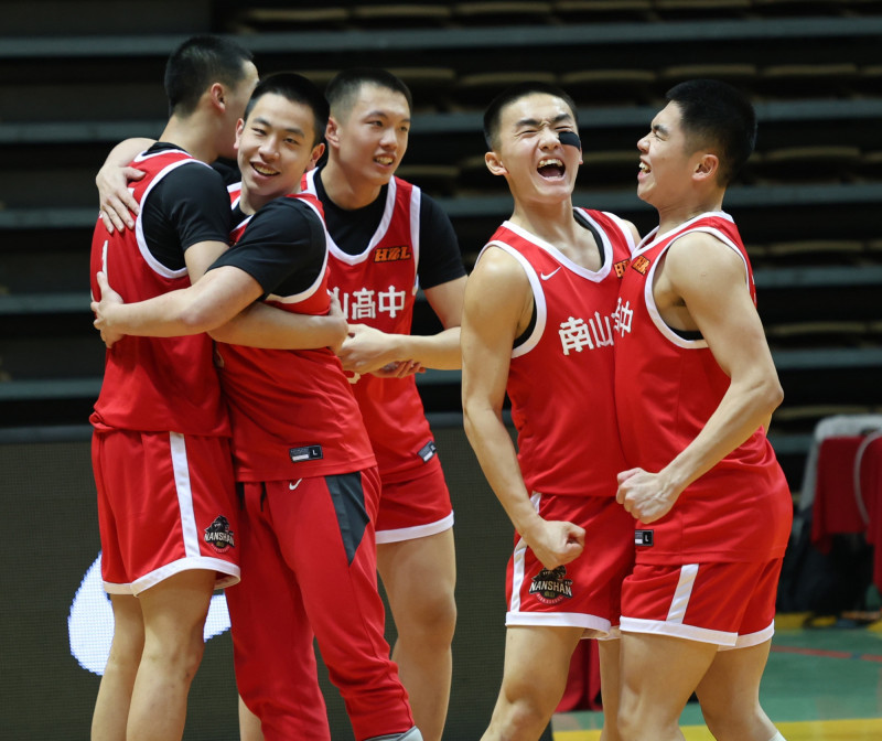 南山高中連續突破光復高中、能仁家商不敗之身，在8強賽進帳2連勝。（高中體總提供）