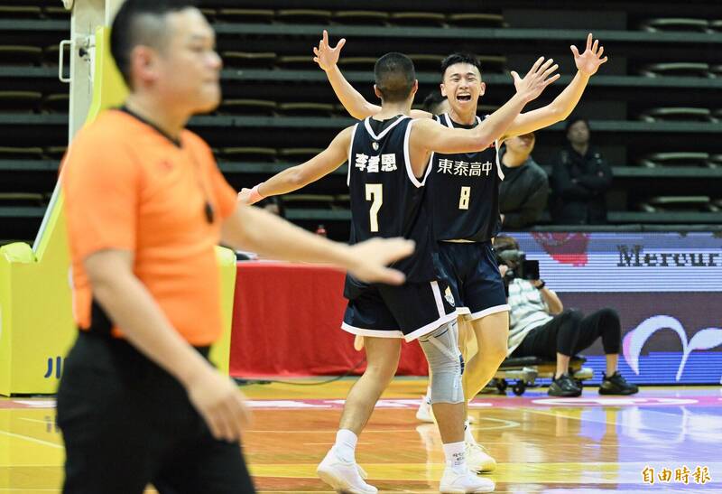 東泰高中獲勝，球員開懷慶賀。（記者廖振輝攝）
