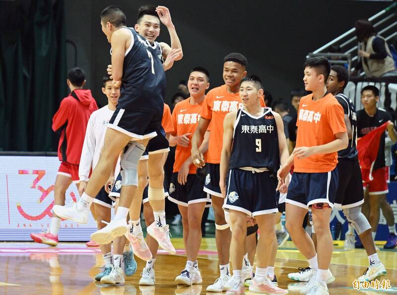 東泰高中獲勝，球員躍起慶賀。（記者廖振輝攝）
