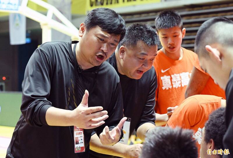 東泰高中總教練高丁國柱（左）。（記者廖振輝攝）