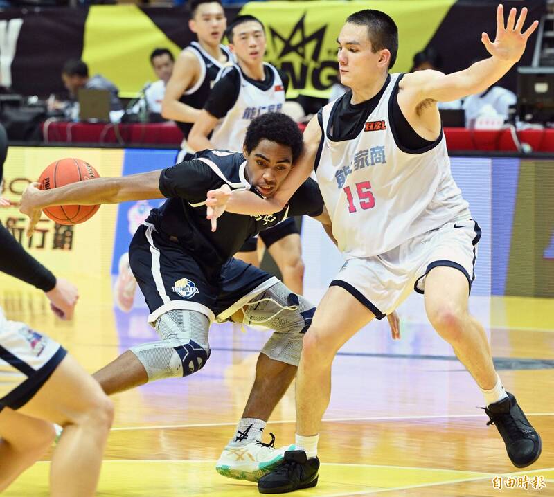 東泰高中韓得勝（左）肆虐能仁禁區。（記者廖振輝攝）