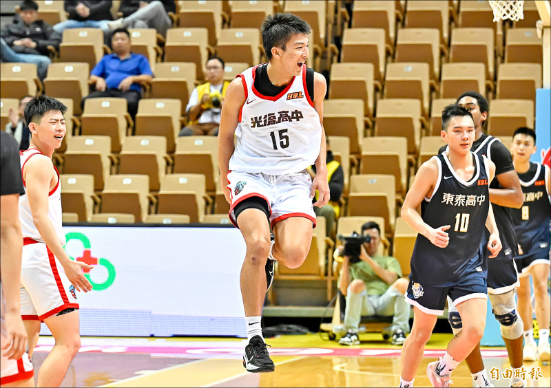 光復謝銘駿（中）砍29分，助隊扳倒東泰，今將對決能仁爭取4強門票。（記者陳志曲攝）