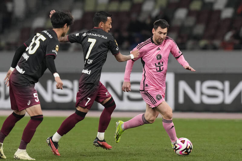 邁阿密國際今與日本神戶勝利船進行交流賽，梅西在下半場亮相。（美聯社）