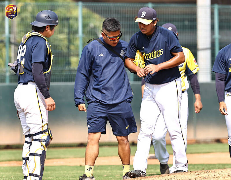 余謙在隊內賽遭強襲球打到手後退場。（中信兄弟提供）