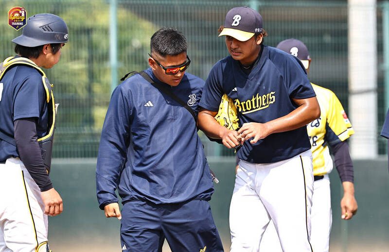 余謙在隊內賽遭強襲球打到手後退場。（中信兄弟提供）