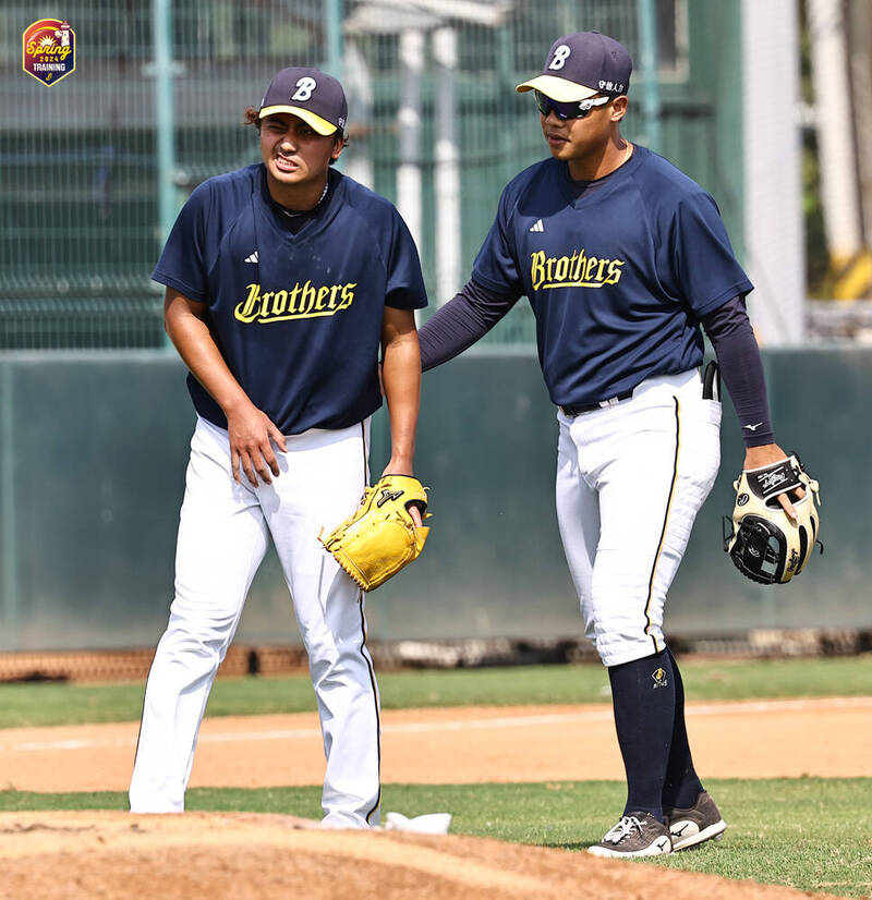 余謙在隊內賽遭強襲球打到手後退場。（中信兄弟提供）