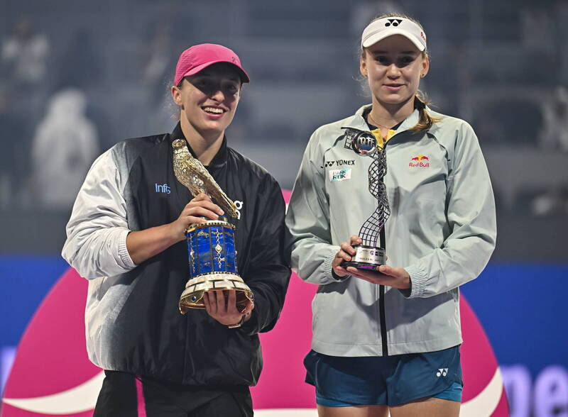 史薇泰克（左）力退哈薩克第3種子蕾巴金娜。（歐新社）