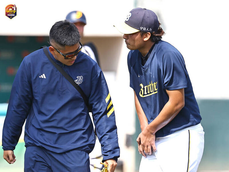 余謙在隊內賽遭強襲球打到手後退場。（中信兄弟提供）