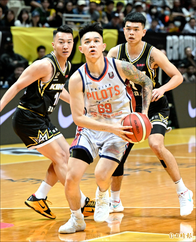 領航猿盧峻翔（中）昨強轟29分，投籃命中率逾6成。（記者林正堃攝）