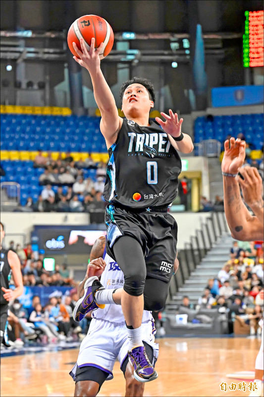 勇士賴廷恩7抄截，寫生涯新高。（記者陳志曲攝）