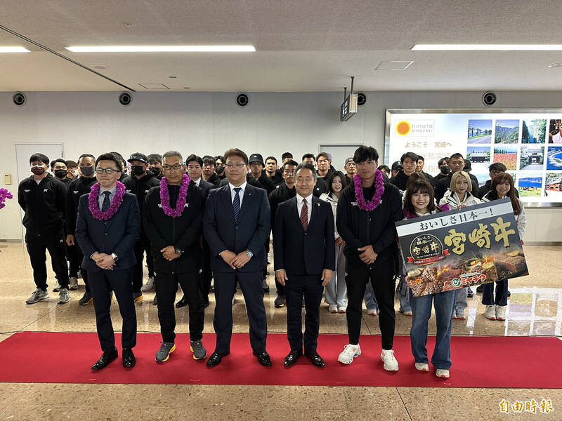 宮崎縣在機場舉辦歡迎儀式迎接樂天桃猿的到來。（記者龔乃玠攝）