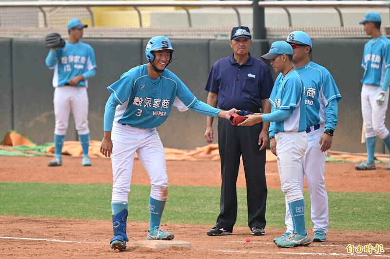 4棒宋柏翰上場打擊或上壘時，都笑臉迎人。（記者廖耀東攝）