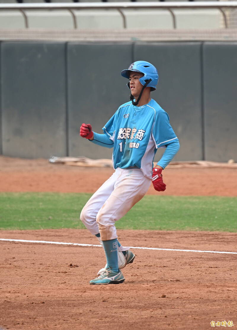 穀保八棒古定玄五局內敲出3安打。（記者廖耀東攝）