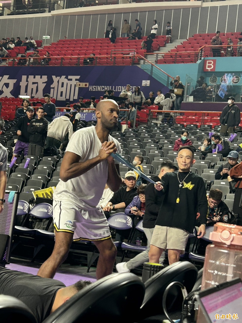 Q.戴維斯今天歸隊（記者吳孟儒攝）