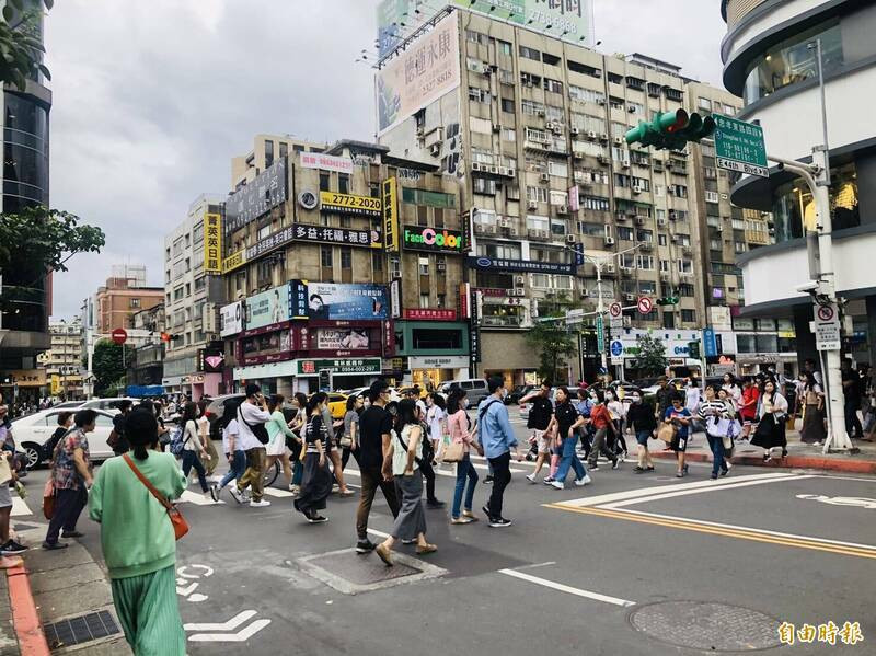 迎接大巨蛋賽事開打，東區商圈店家祭出消費優惠。（資料照）