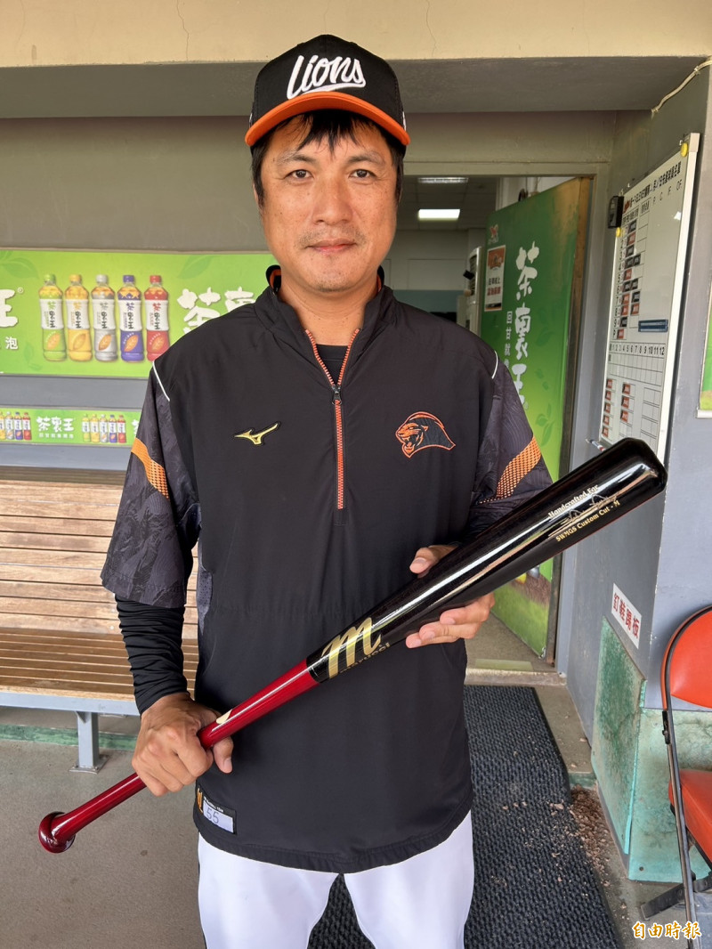 潘武雄拿著秋信守所贈的實戰用球棒。（記者羅志朋攝）