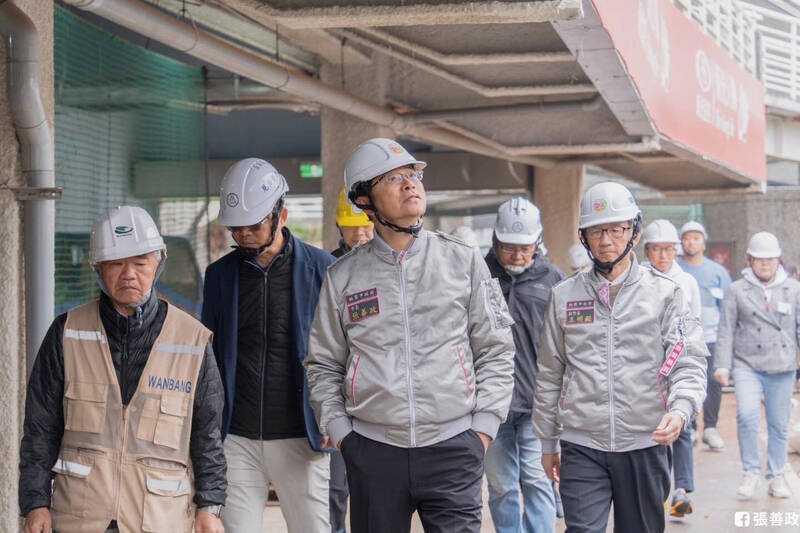 桃園市長張善政（中）與樂天桃猿團隊確認樂天桃園棒球場工程進度。（桃市府提供）