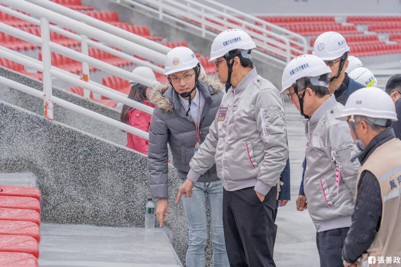 中職》紫爆！樂天桃園棒球場夜間大開「植物生長燈」 幫助草皮快快生長