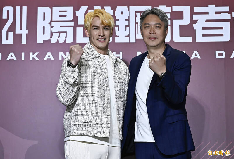 旅外球星陽岱鋼（左）返台舉行記者會，與展逸國際企業股份有限公司總經理張憲銘（右）合影。（記者陳志曲攝）
