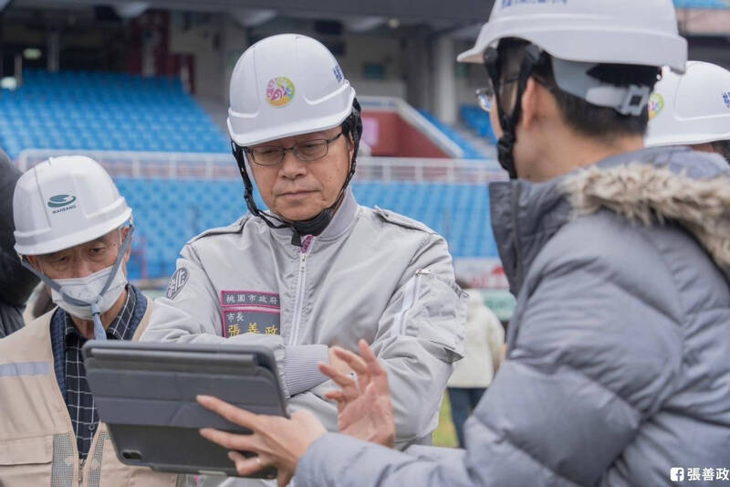 桃園市長張善政（中）與樂天桃猿團隊確認樂天桃園棒球場工程進度。（桃市府提供）