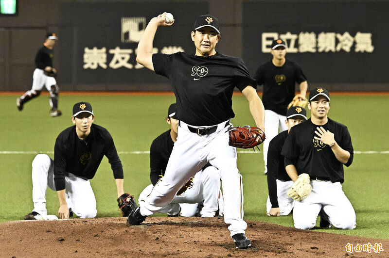 讀賣巨人菅野智之（中）與投手群守備練習。（記者陳志曲攝）